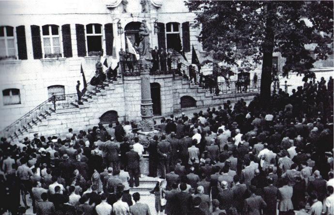 1947, devant l'Hôtel de Ville de Delémont